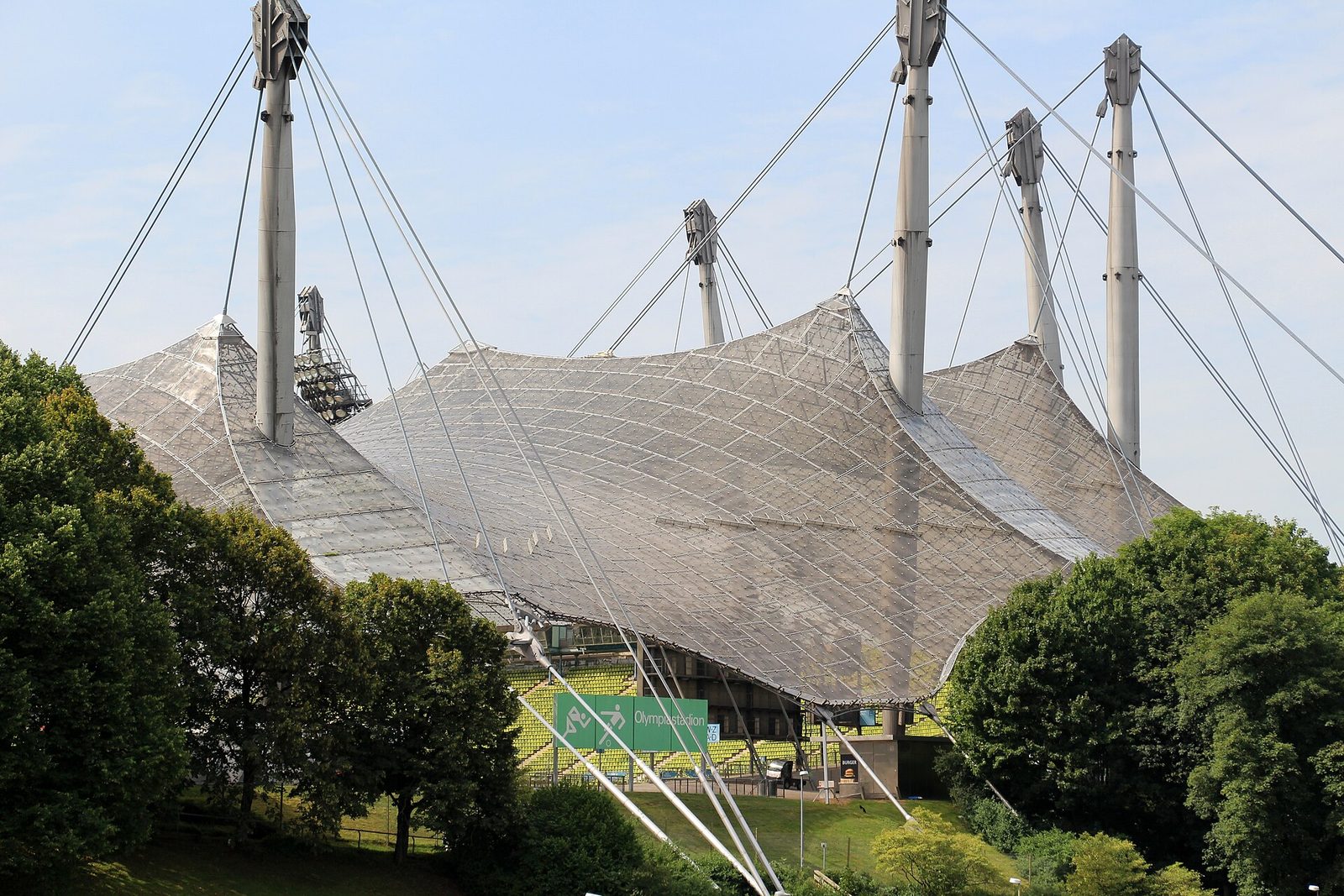 Dach stalowo-linowy Stadionu Olimpijskiego w Monachium (Frei Otto, Günter Behnisch, 1972) — stalowe maszty i naciągnięta siatka kablowa nad trybunami. Fot. Fred Romero, CC BY 2.0, Wikimedia Commons