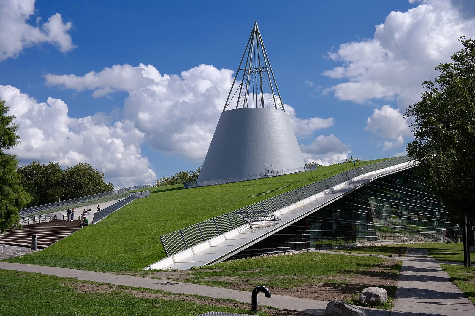 TU Delft Universiteitsbibliotheek (Delft, Niderlandy) — projekt Mecanoo (1993–1997). Stożek ze stali i trawiasty dach; ta sama pracownia zaprojektowała Muzeum Historii Naturalnej w Abu Dhabi (35 000 m², listopad 2025). Fot. Choinowski, CC BY-SA 4.0, Wikimedia Commons
