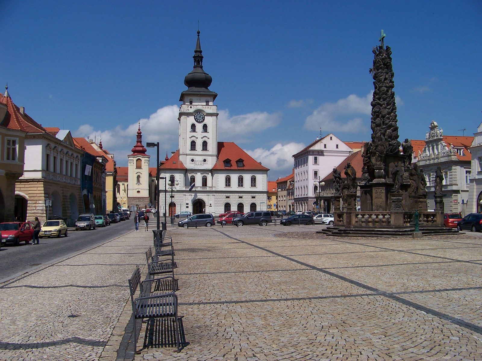 Rynek Svobody w Žatcu — historyczne centrum Miasta Chmielu, wpisanego na listę UNESCO w 2023 roku, z brukowanym placem i barokową ratuszową wieżą zegarową. Fot. ŠJů, CC BY 4.0, Wikimedia Commons