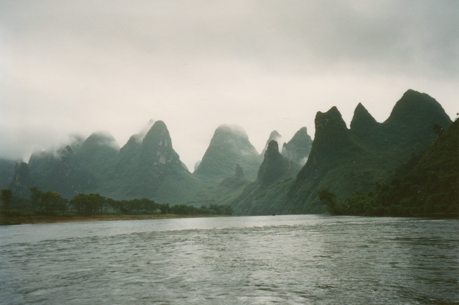 Rzeka Li w mgle, wapienne szczyty krasowe w okolicach Yangshuo, Guangxi — aktywna geologia, w której wolne przestrzenie wyznacza woda, nie plan. Fot. Arian Zwegers from Brussels, Belgium, CC BY 2.0, Wikimedia Commons